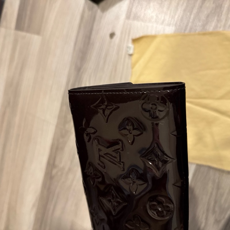 LV 漆皮酒紅色壓紋長夾-4