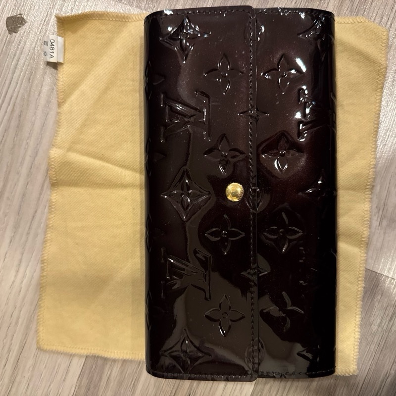 LV 漆皮酒紅色壓紋長夾-5