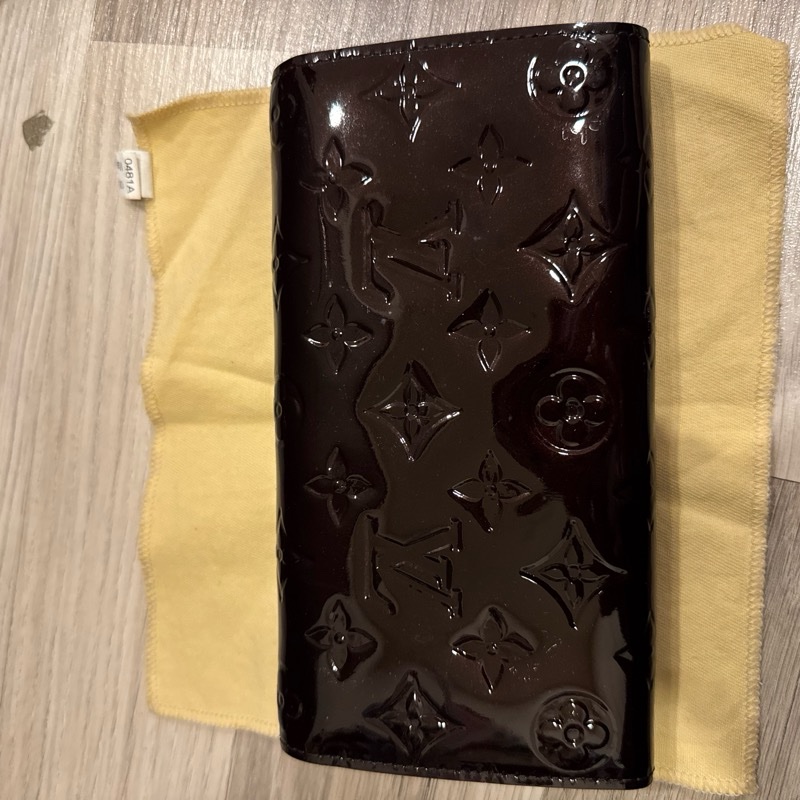 LV 漆皮酒紅色壓紋長夾-6