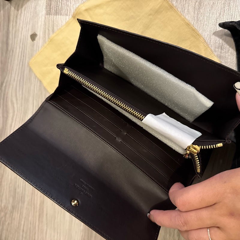 LV 漆皮酒紅色壓紋長夾-10