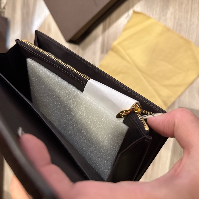 LV 漆皮酒紅色壓紋長夾-11