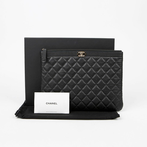 CHANEL 魚子醬皮男孩新款中型手拿包 A84406