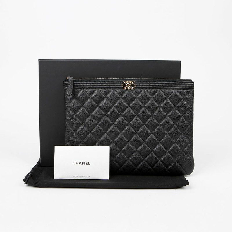 CHANEL 魚子醬皮男孩新款中型手拿包 A84406-0