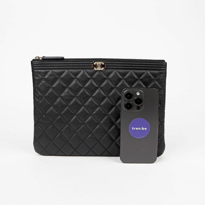 CHANEL 魚子醬皮男孩新款中型手拿包 A84406-8