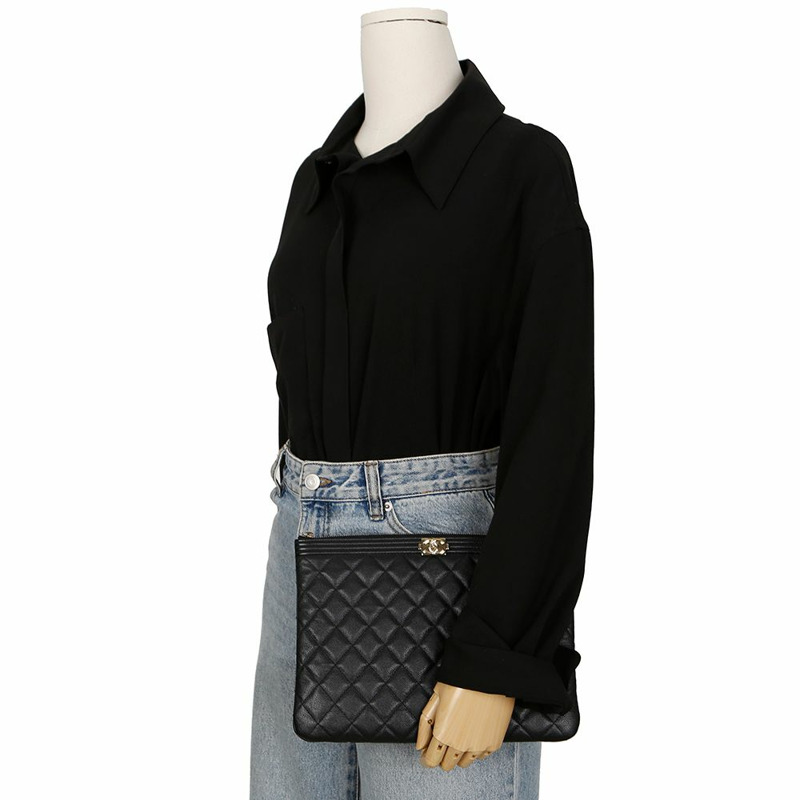 CHANEL 魚子醬皮男孩新款中型手拿包 A84406-10