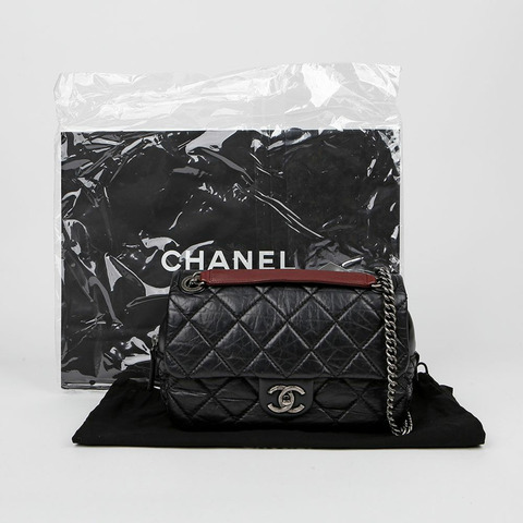 CHANEL 柴犬翻蓋肩斜背包