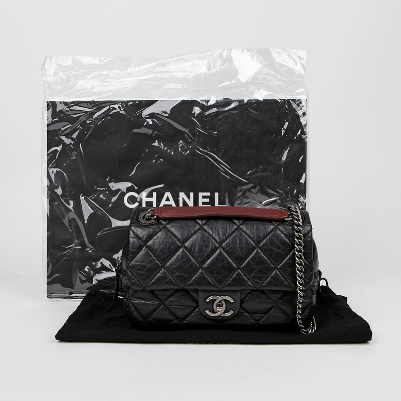 CHANEL 柴犬翻蓋肩斜背包-0