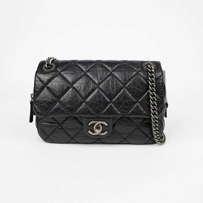 CHANEL 柴犬翻蓋肩斜背包-1