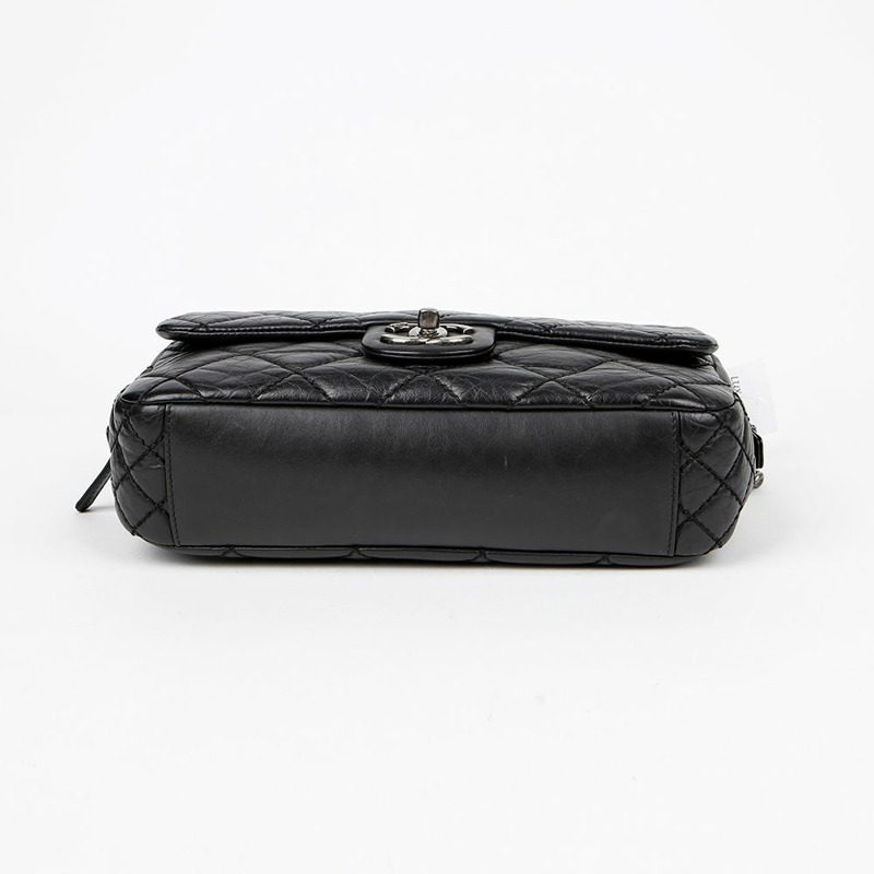 CHANEL 柴犬翻蓋肩斜背包-5