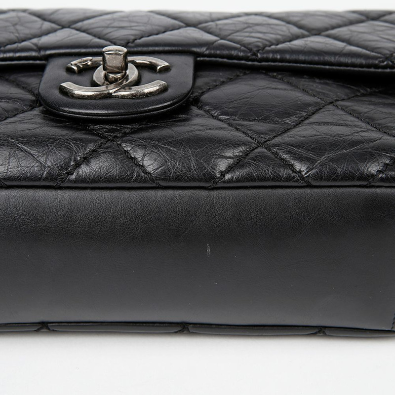 CHANEL 柴犬翻蓋肩斜背包-6