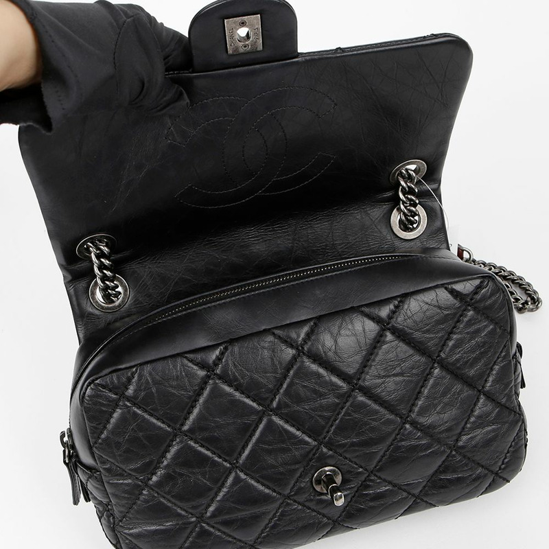 CHANEL 柴犬翻蓋肩斜背包-8