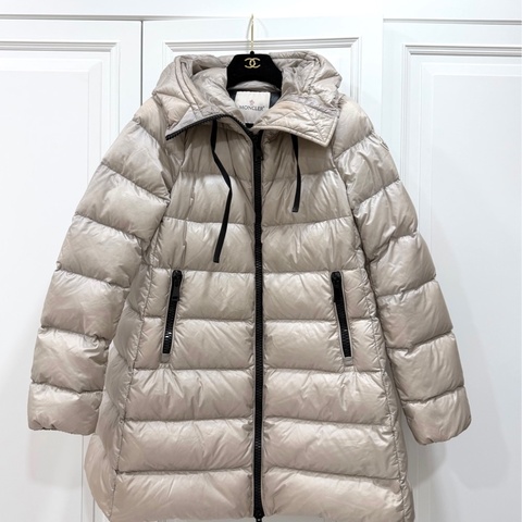 Moncler Suyen 卡其 米色 長版 鵝絨 長版羽絨 羽絨外套 夾克 長版外套 外套