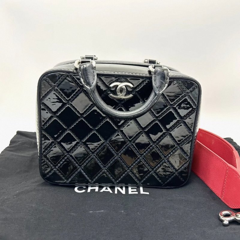 CHANEL 黑色漆皮紅色寬肩帶盒子肩背斜背包 20*15*9 98新配件塵袋-0