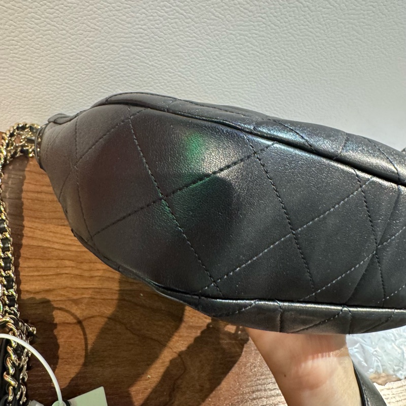 Chanel 特別款黑金瀑布鏈條hobo嬉皮腋下包-6