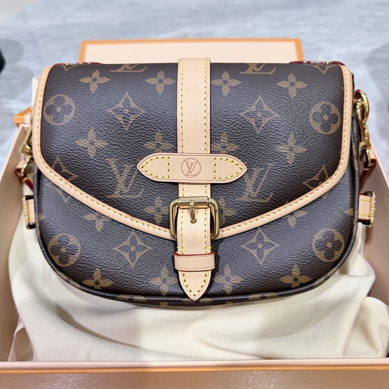 LV 路易威登。M46740 Saumur BB 馬鞍包❤️9.8-0
