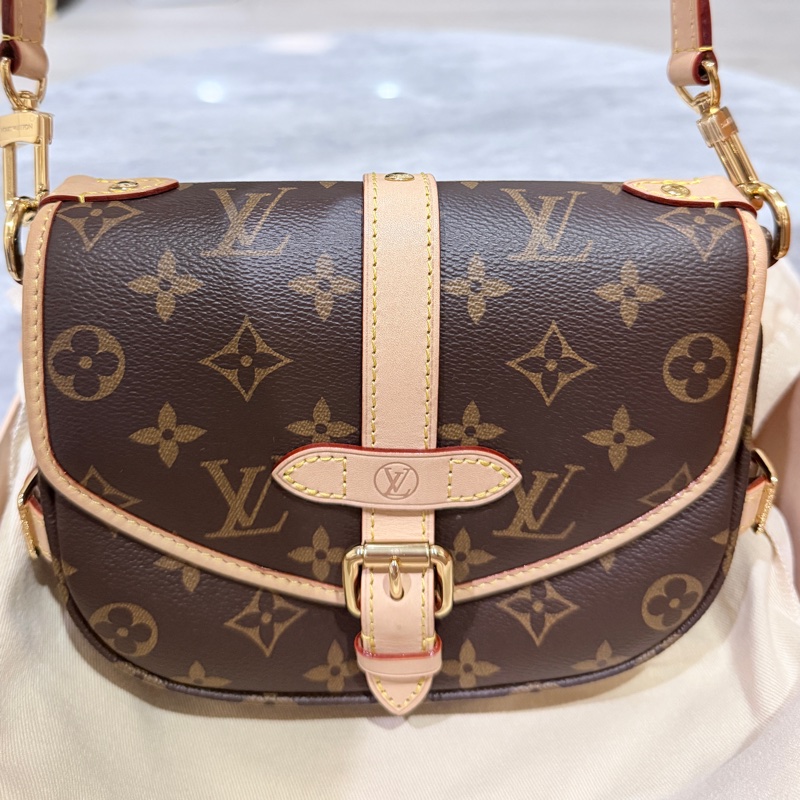 LV 路易威登。M46740 Saumur BB 馬鞍包❤️9.8-8