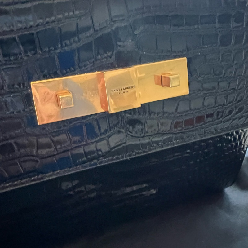 YSL曼哈頓黑金壓紋包-3