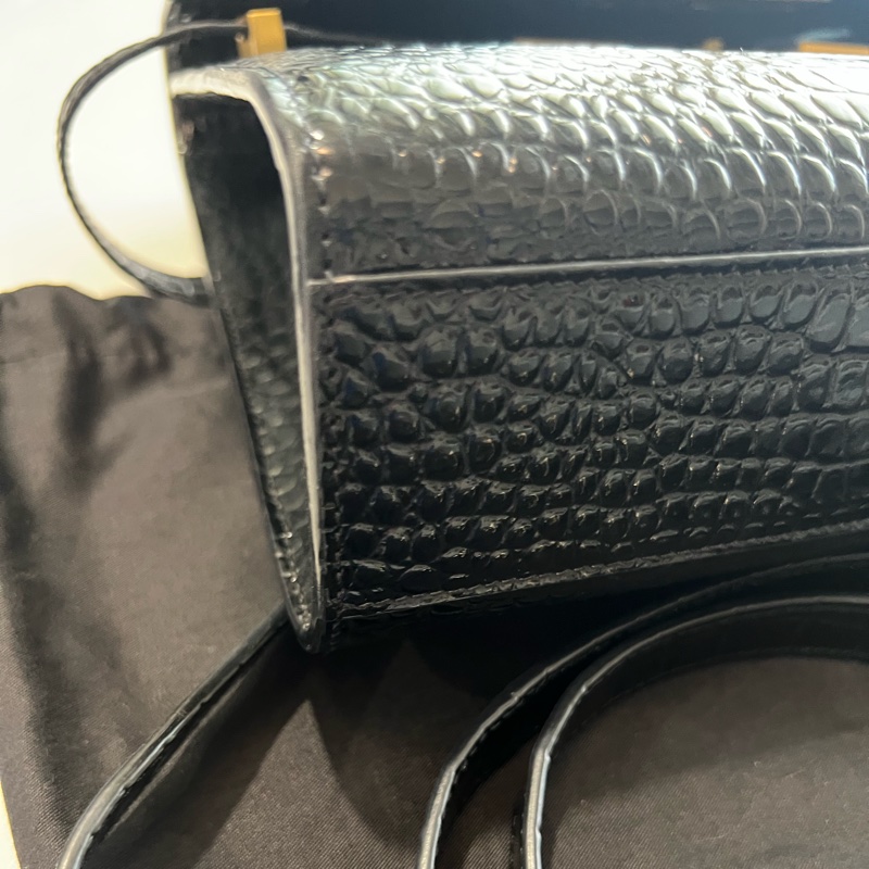 YSL曼哈頓黑金壓紋包-6