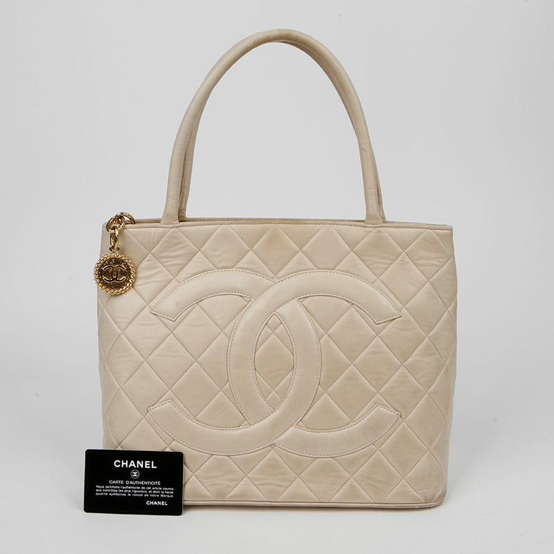CHANEL 獎章硬幣手提袋 A01804-0