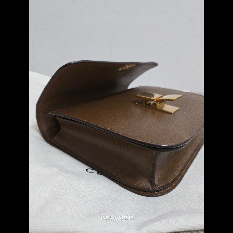 Celine box classic ​🔥 經典雋永！Céline Classic Box Bag 中號 棕色金扣 駝色 焦糖色豆腐包 斜背包 肩背包  🈶盒裝購證-24