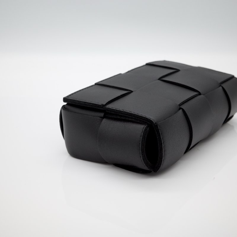 Bottega Venetta 寶緹嘉 BV Small Cassette 小款 經典編織 小牛皮 磁釦 斜背包 肩背包 黑色-2