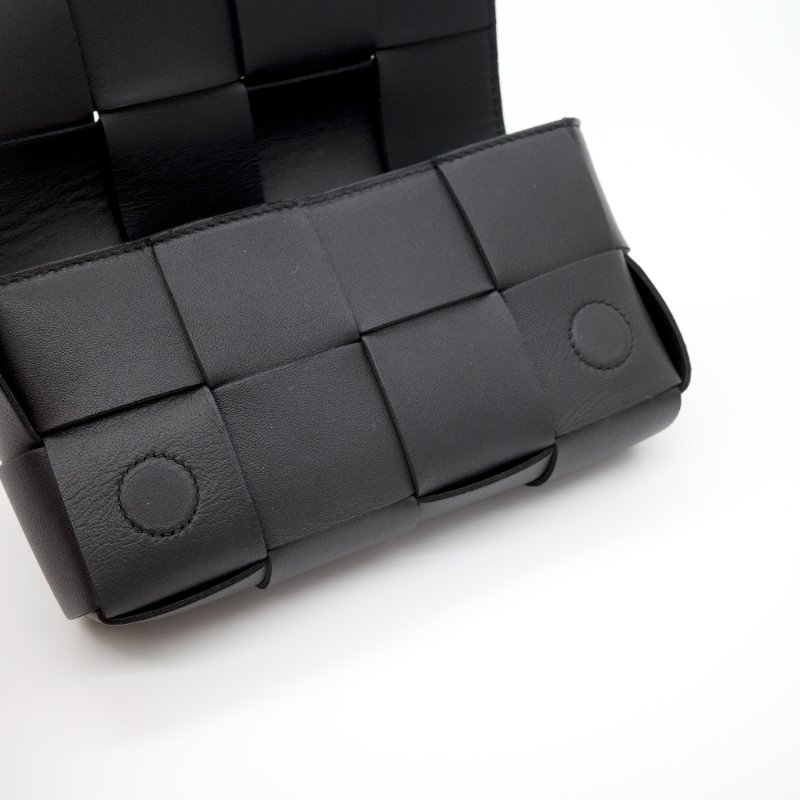 Bottega Venetta 寶緹嘉 BV Small Cassette 小款 經典編織 小牛皮 磁釦 斜背包 肩背包 黑色-11