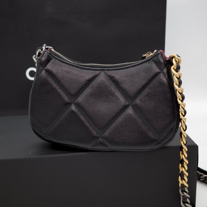 Chanel 香奈兒 Chanel 19 hobo 大菱格紋 三色鍊 黑色 光面小羊皮 斜背包 彎月包 鍊條包-1