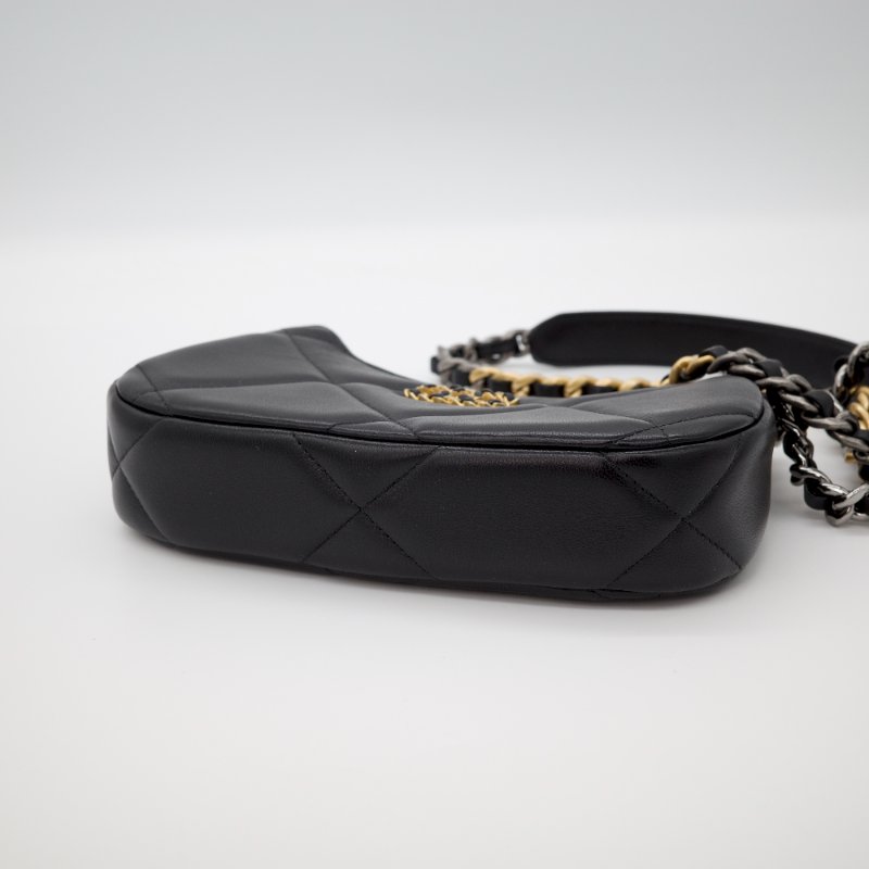 Chanel 香奈兒 Chanel 19 hobo 大菱格紋 三色鍊 黑色 光面小羊皮 斜背包 彎月包 鍊條包-4