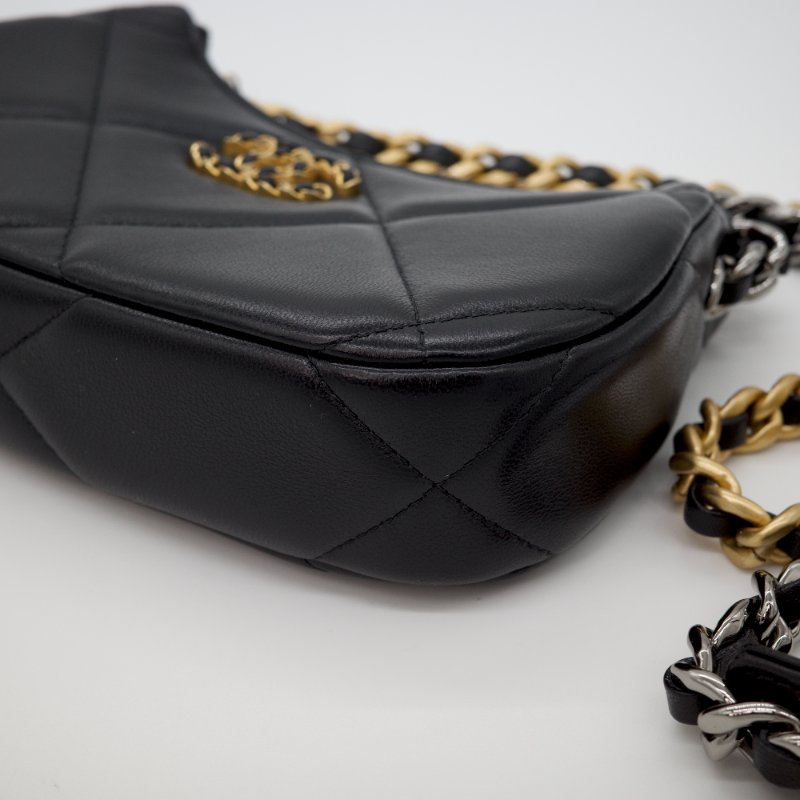 Chanel 香奈兒 Chanel 19 hobo 大菱格紋 三色鍊 黑色 光面小羊皮 斜背包 彎月包 鍊條包-9