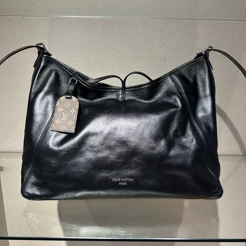 LOUIS VUITTON Carryall Dark MM  字母徽标可拆卸可调节肩带黑武士 购物袋托特包手提单肩包