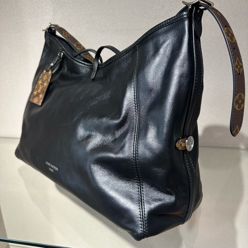 LOUIS VUITTON Carryall Dark MM  字母徽标可拆卸可调节肩带黑武士 购物袋托特包手提单肩包-3