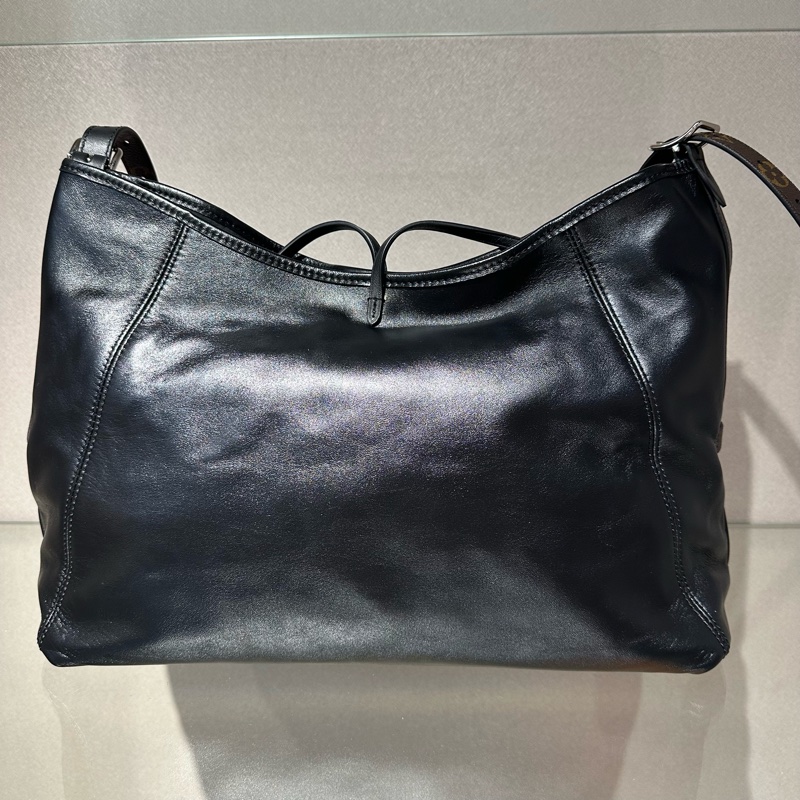 LOUIS VUITTON Carryall Dark MM  字母徽标可拆卸可调节肩带黑武士 购物袋托特包手提单肩包-4