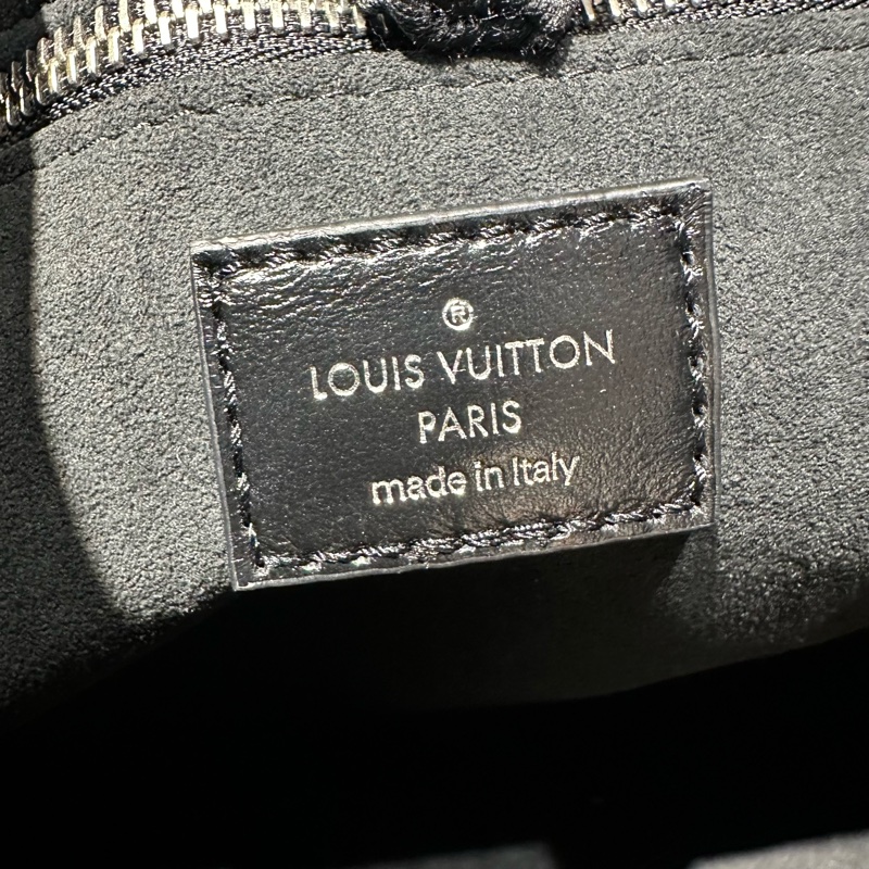 LOUIS VUITTON Carryall Dark MM  字母徽标可拆卸可调节肩带黑武士 购物袋托特包手提单肩包-6