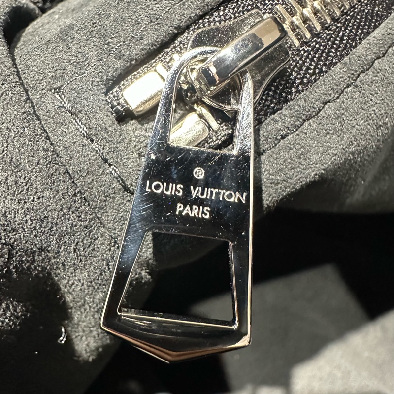 LOUIS VUITTON Carryall Dark MM  字母徽标可拆卸可调节肩带黑武士 购物袋托特包手提单肩包-8