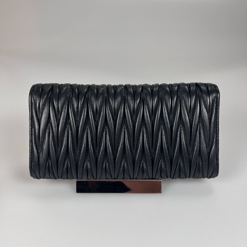 MIU MIU 黑金水鑽皺褶翻蓋長夾-1