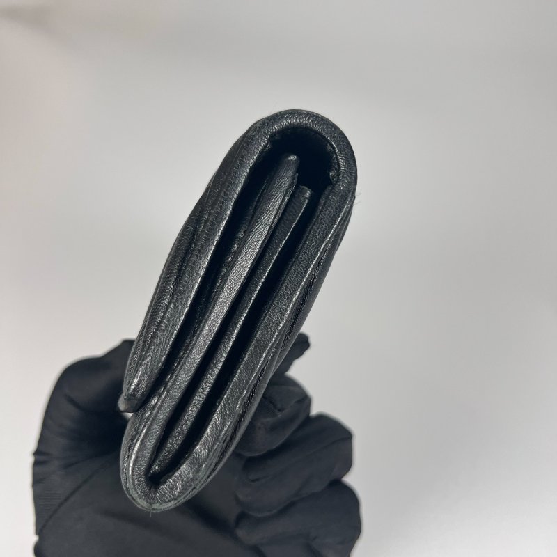 MIU MIU 黑金水鑽皺褶翻蓋長夾-2