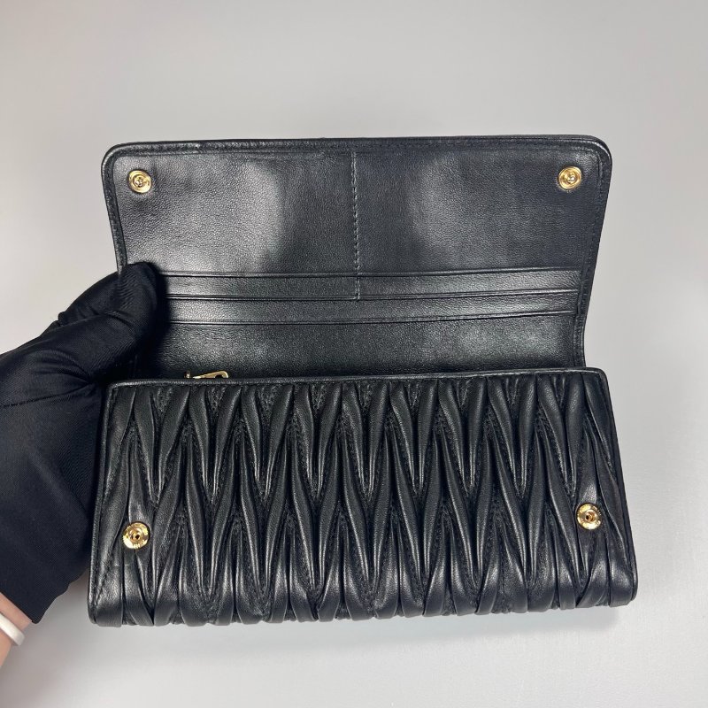 MIU MIU 黑金水鑽皺褶翻蓋長夾-4