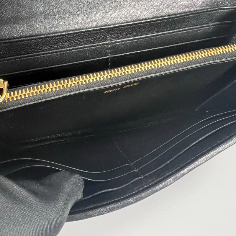 MIU MIU 黑金水鑽皺褶翻蓋長夾-6