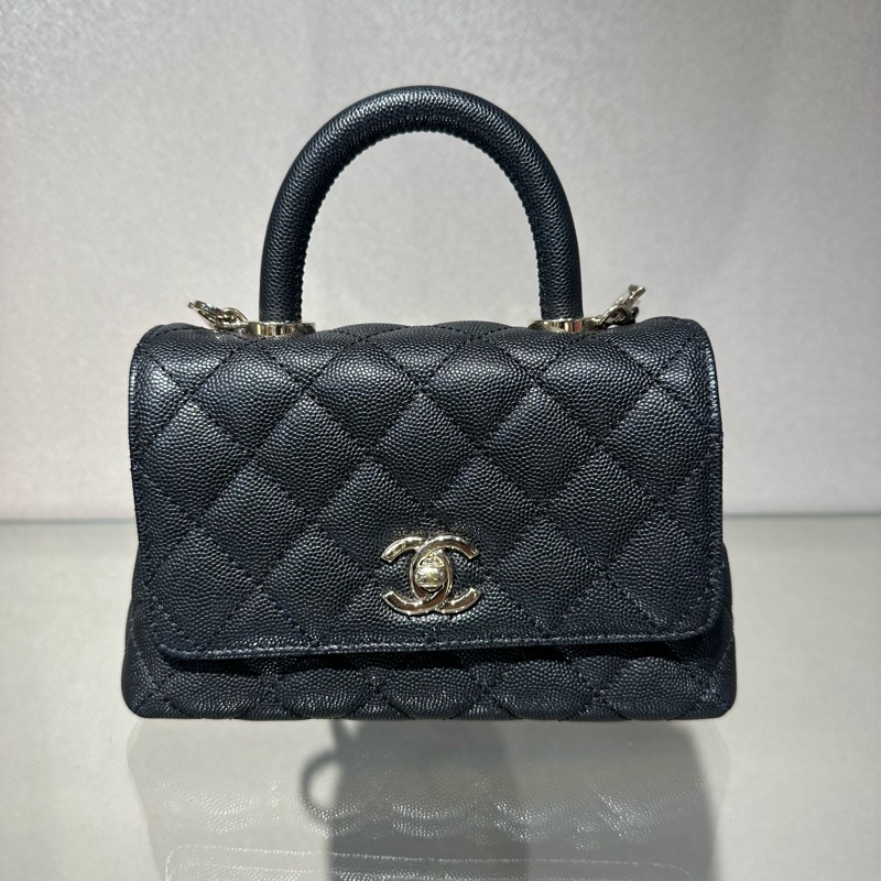 CHANEL香奈儿 Coco Handle 21P 亮面菱格皮穿链金扣 粒纹小牛皮 金色金属 手提包单肩包 迷你 女款 黑色-0