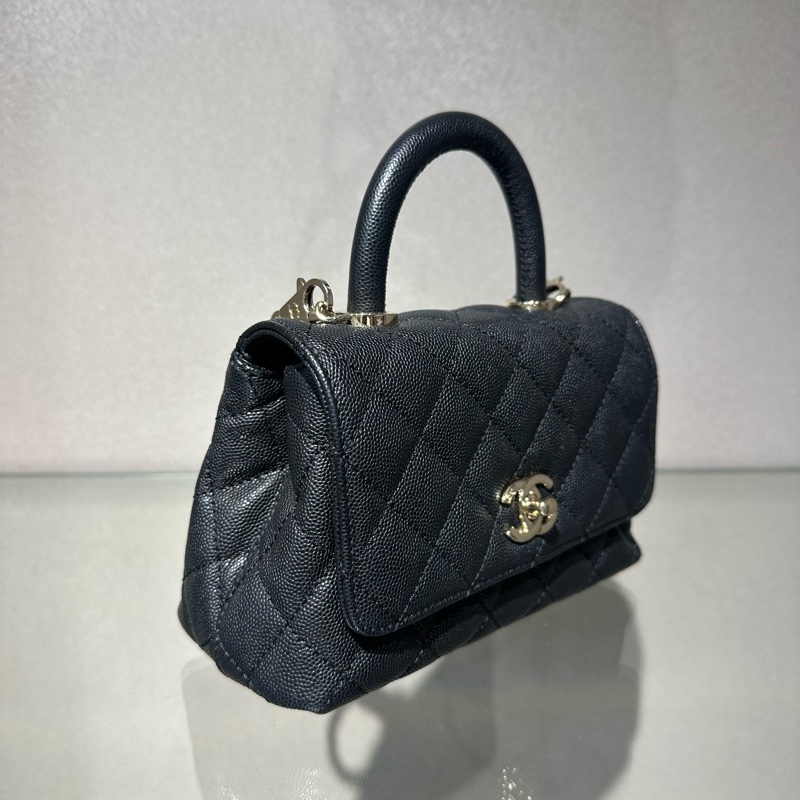 CHANEL香奈儿 Coco Handle 21P 亮面菱格皮穿链金扣 粒纹小牛皮 金色金属 手提包单肩包 迷你 女款 黑色-1