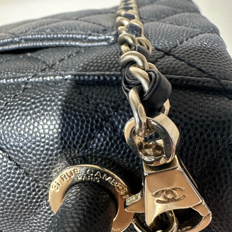 CHANEL香奈儿 Coco Handle 21P 亮面菱格皮穿链金扣 粒纹小牛皮 金色金属 手提包单肩包 迷你 女款 黑色-7