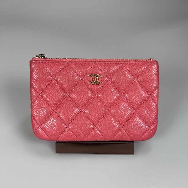 CHANEL  25開 珊瑚粉荔枝皮一字拉零錢包-0