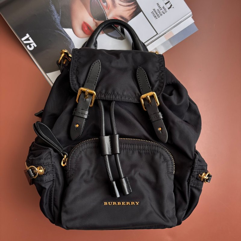 ::BURBERRY:: 尼龍斜背/後背包(經典黑/小型) The Small Crossbody Rucksack-0