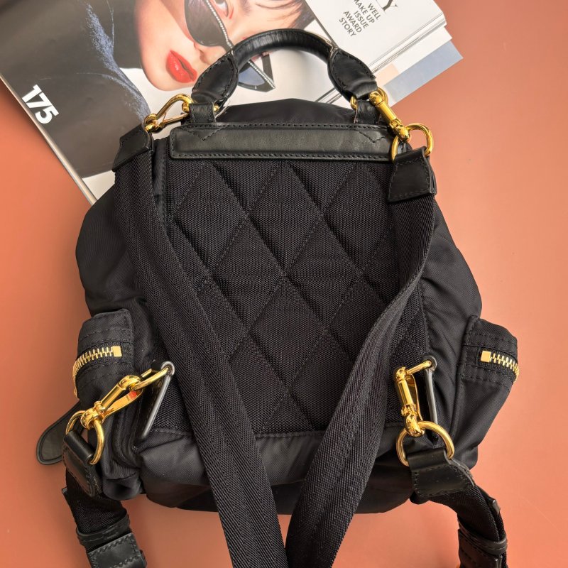 ::BURBERRY:: 尼龍斜背/後背包(經典黑/小型) The Small Crossbody Rucksack-1