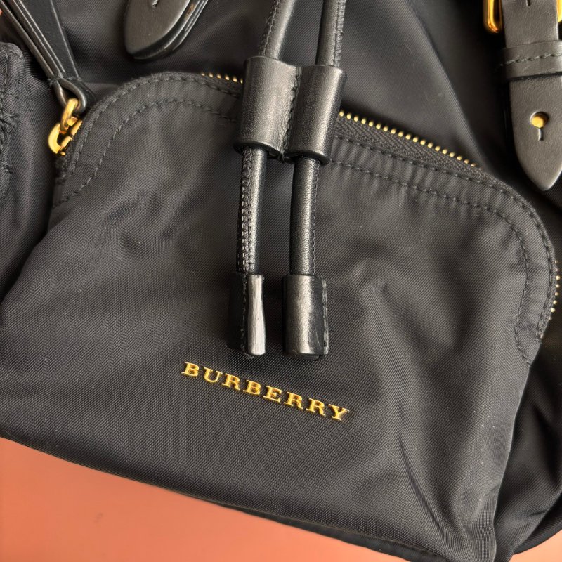 ::BURBERRY:: 尼龍斜背/後背包(經典黑/小型) The Small Crossbody Rucksack-2