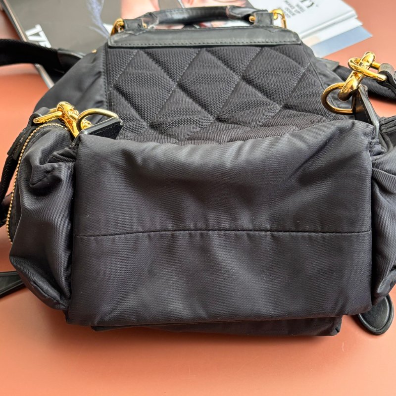 ::BURBERRY:: 尼龍斜背/後背包(經典黑/小型) The Small Crossbody Rucksack-6