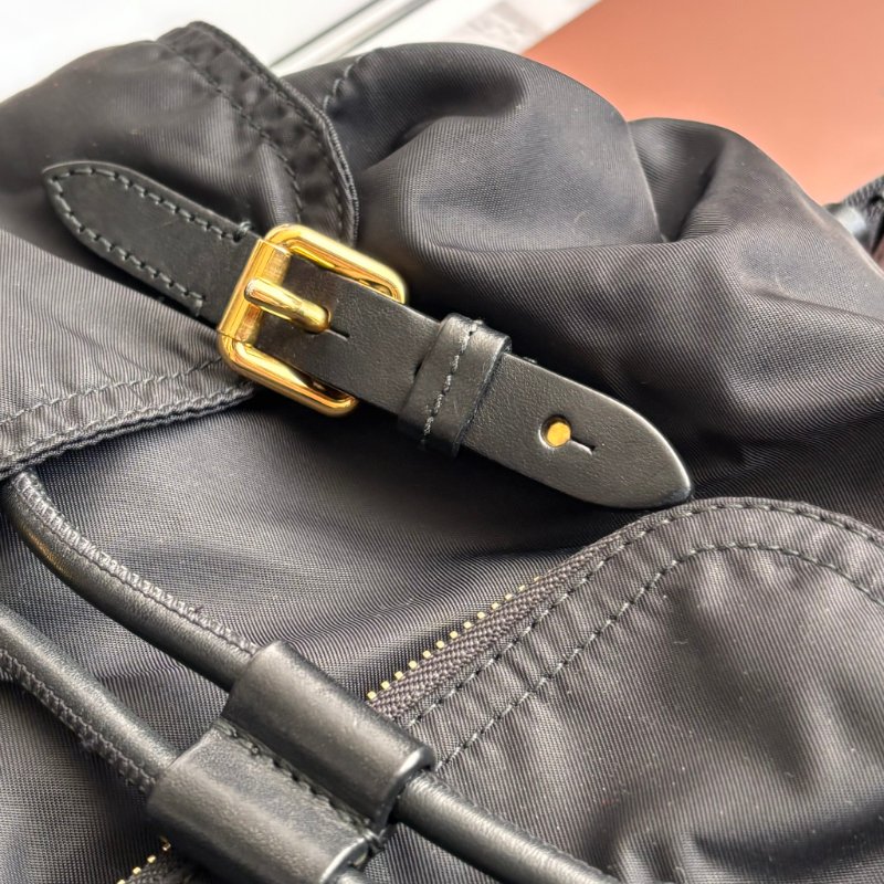 ::BURBERRY:: 尼龍斜背/後背包(經典黑/小型) The Small Crossbody Rucksack-12