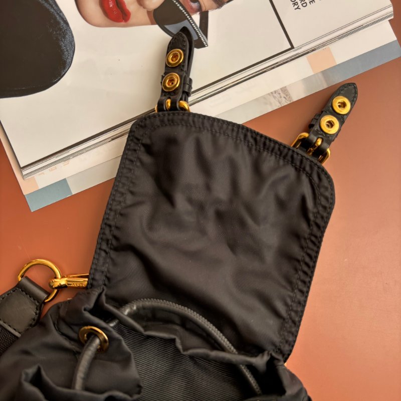 ::BURBERRY:: 尼龍斜背/後背包(經典黑/小型) The Small Crossbody Rucksack-28