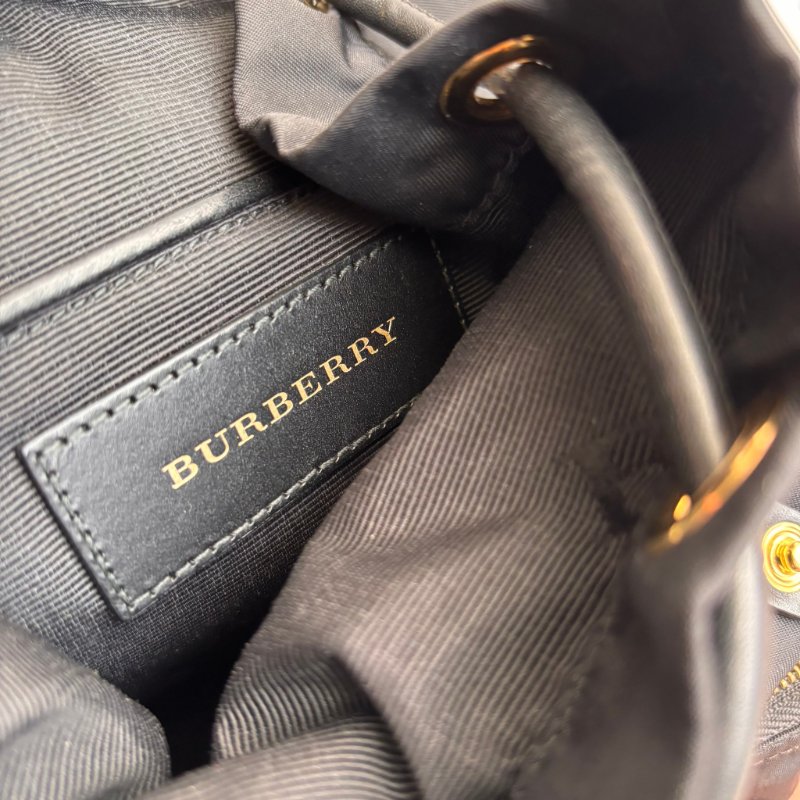 ::BURBERRY:: 尼龍斜背/後背包(經典黑/小型) The Small Crossbody Rucksack-29