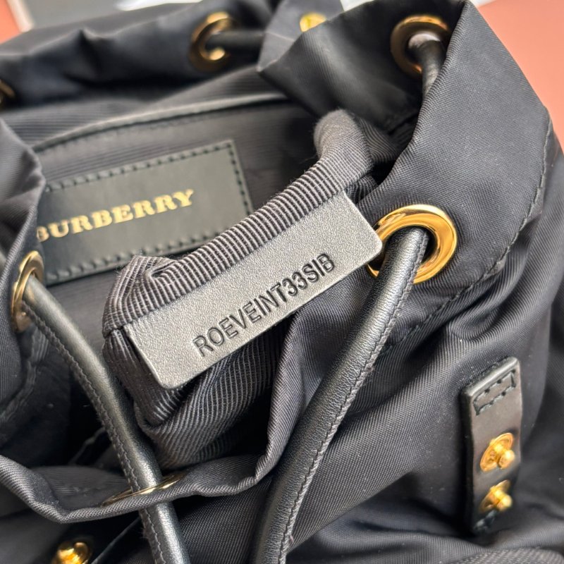 ::BURBERRY:: 尼龍斜背/後背包(經典黑/小型) The Small Crossbody Rucksack-31